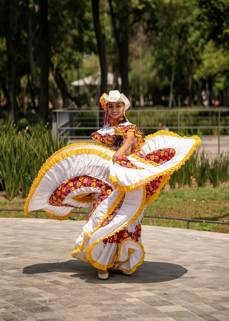 Ballet Folklórico dancers